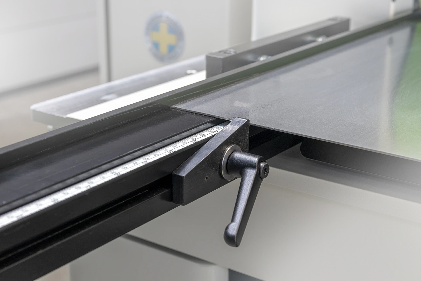 vinkelanslag med T-spår och vippstopp till maskingradsax evo duo