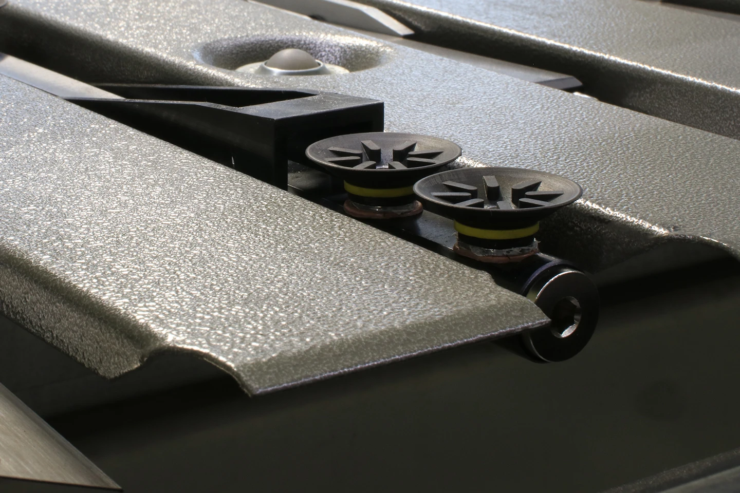 närbild på vakuumgridon i anslagsbordet till en kantvikmaskin