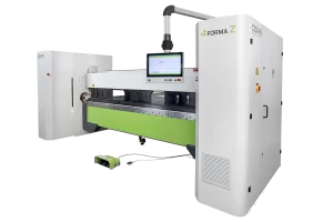 göteneds kantvikmaskin forma z som bockar både upp och ned med höga segmenterade verktyg mot vit bakgrund