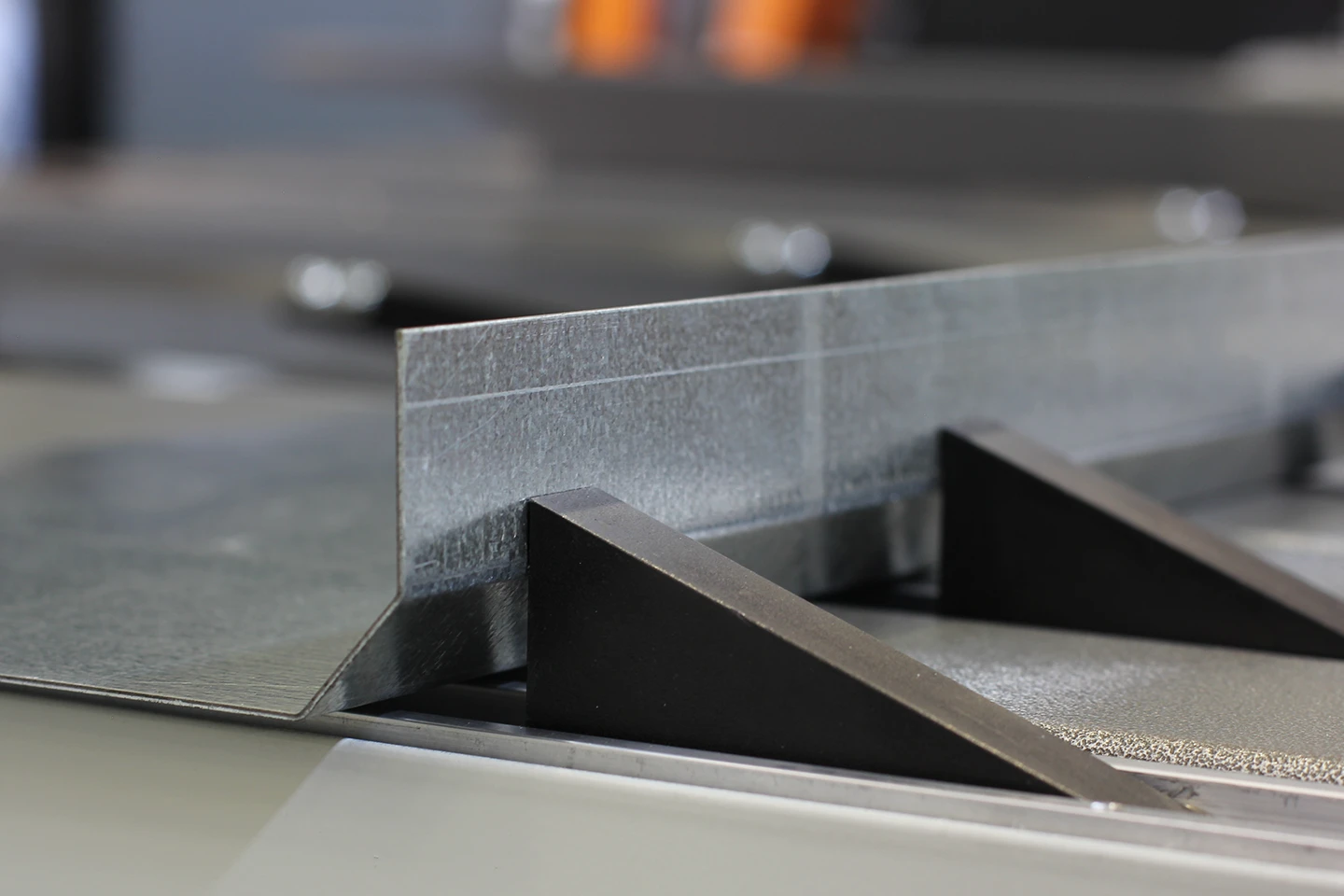 höga solida anslagsfingrar på ett anslagsbord till göteneds kantvik forma