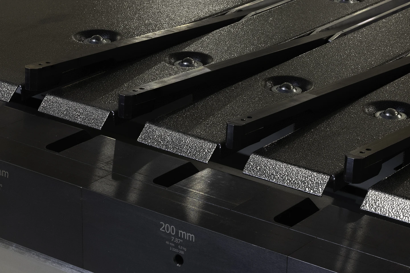 solida främre anslagsfingrar i anslagsbordet på en kantvikmaskin