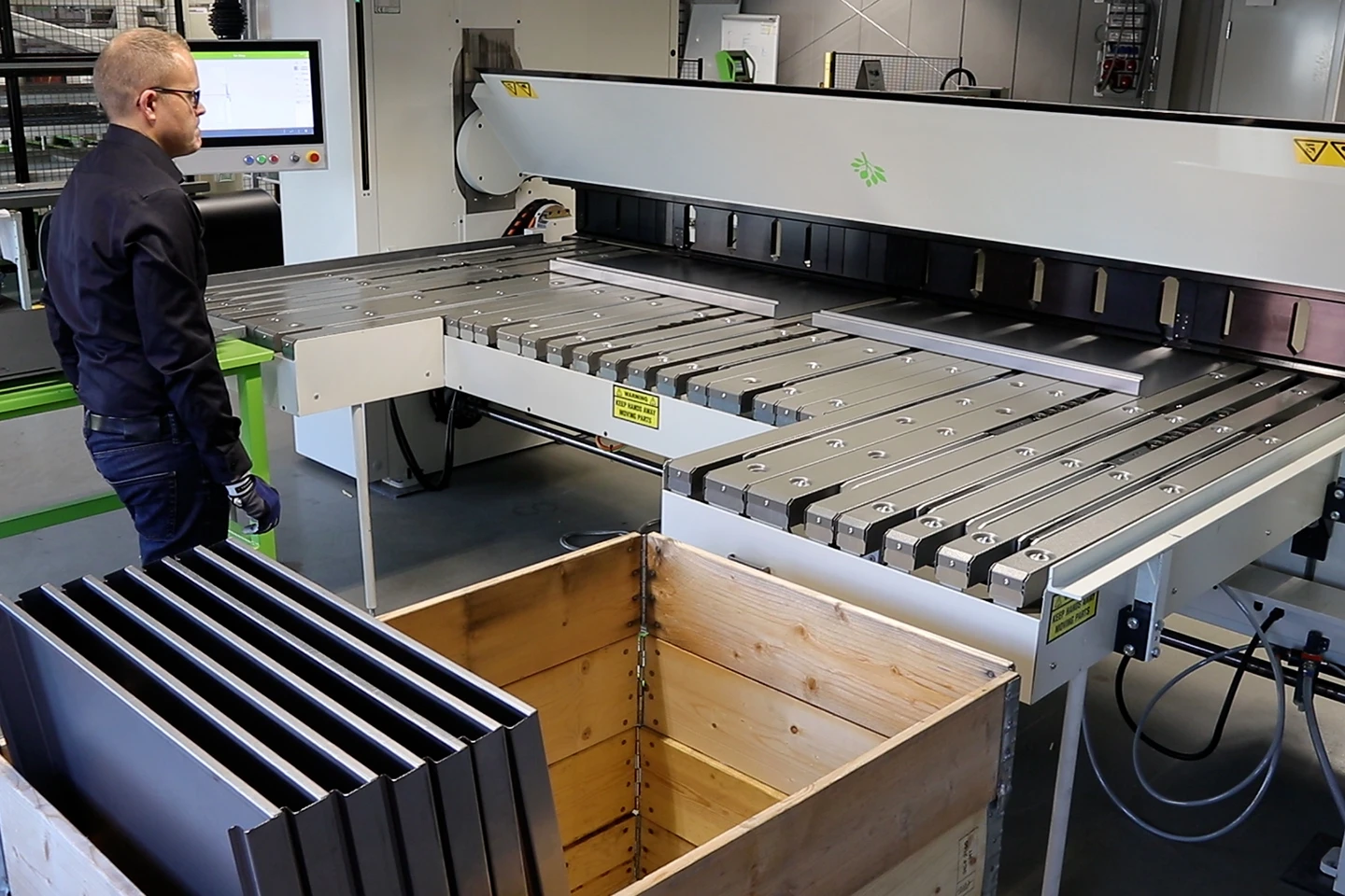 anslagsbord ags till kantvikmaskin forma z med två plåtar på bordet