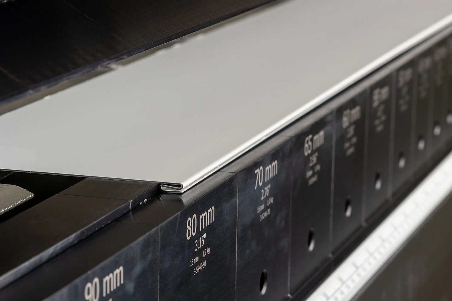 automatisk plåttjockleksinställning i en kantvik forma