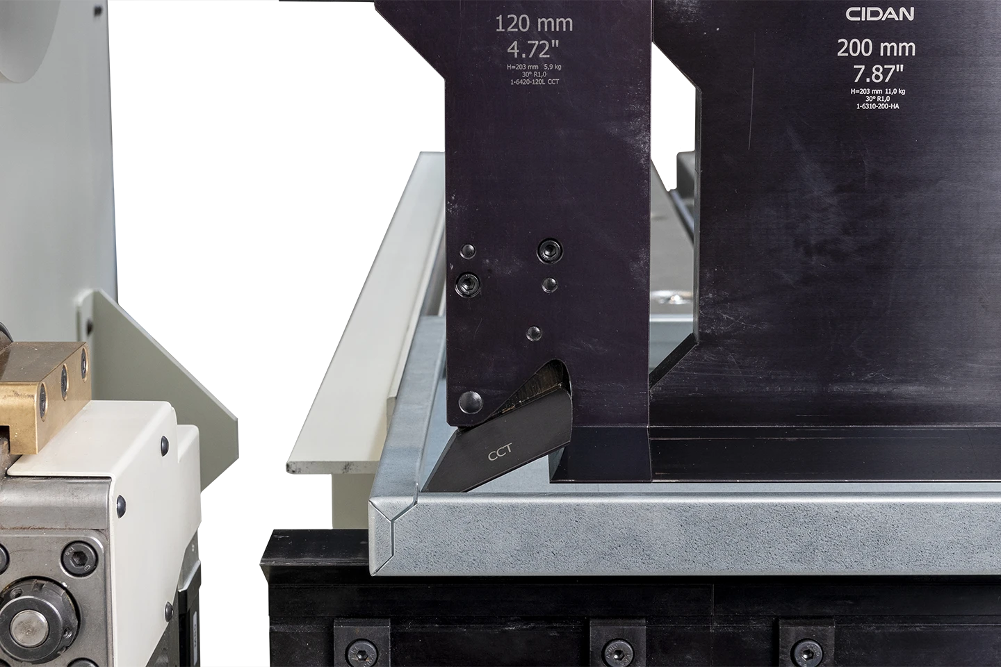 fällbara hörnverktyg till kantvikmaskin mot vit bakgrund