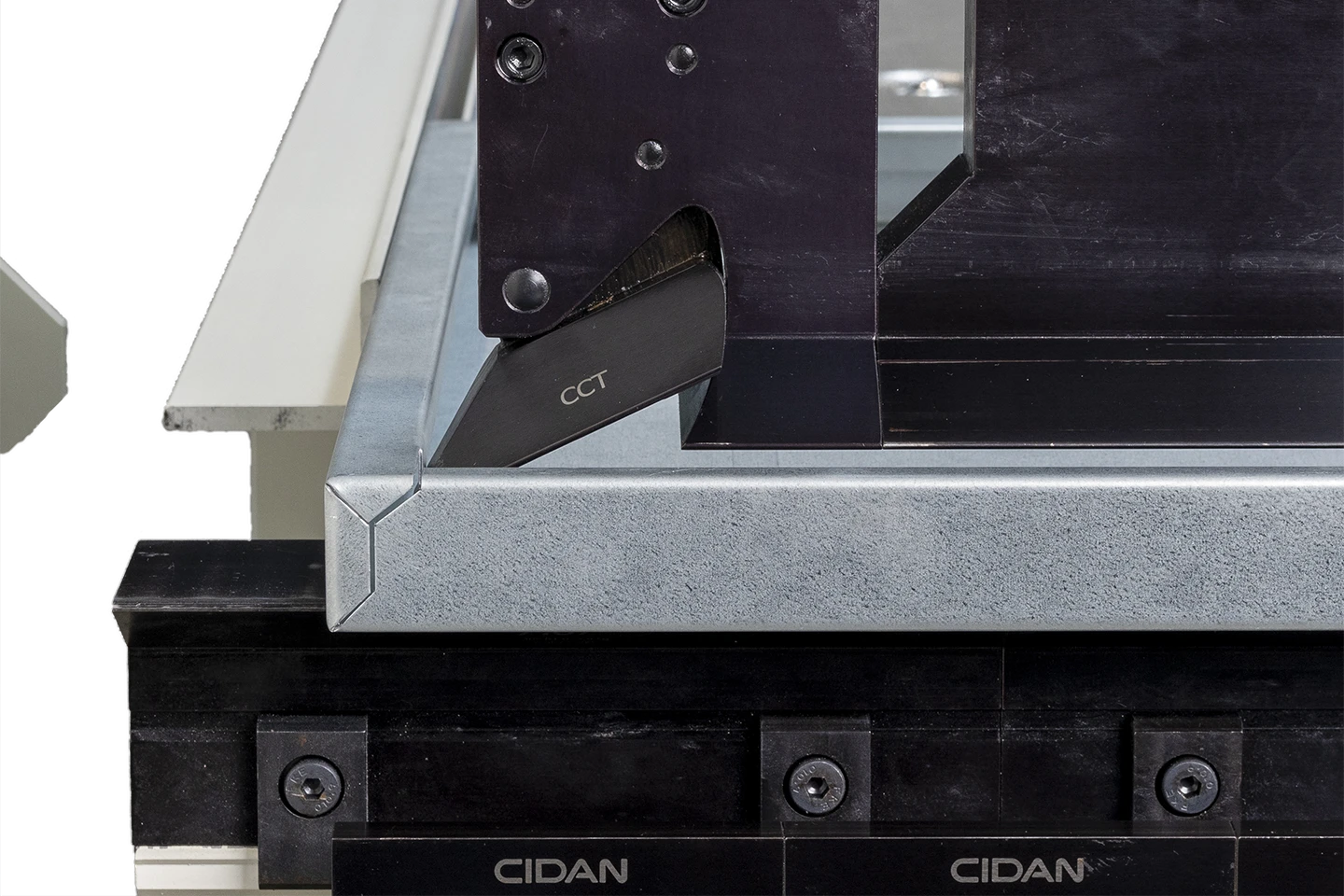 fällbara hörnverktyg till kantvikmaskin mot vit bakgrund