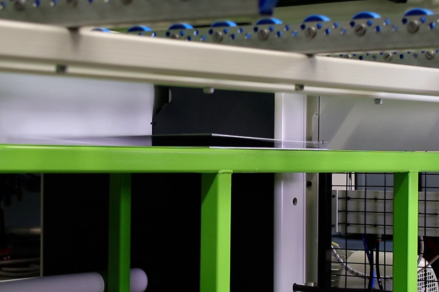 plåt faller ner på en mottagarvagn efter klipp