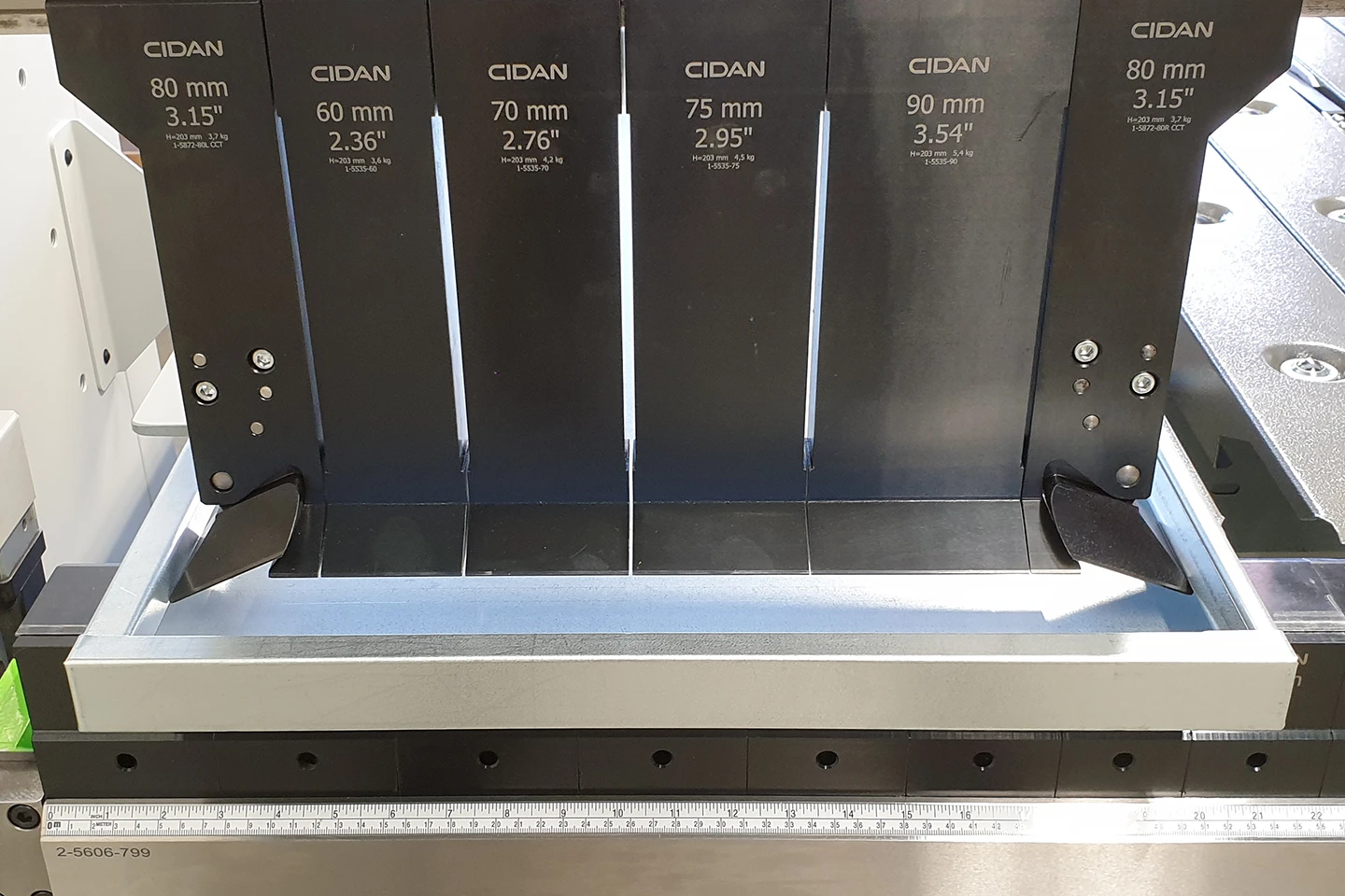 närbild på fällbara hörnverktyg i en kantvikmaskin forma z