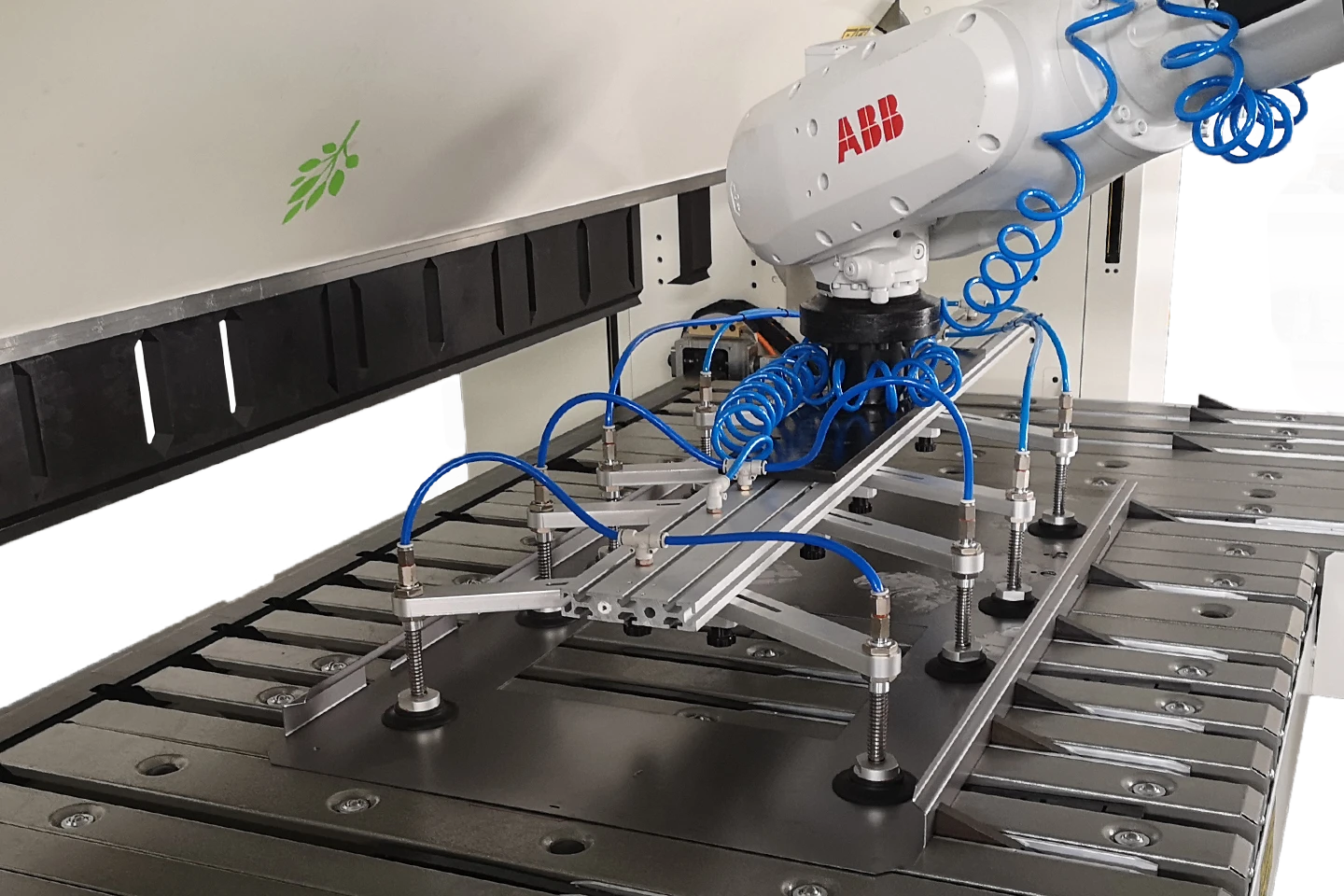 kantvikmaskin betjänas av robot mot vit vit bakgrund