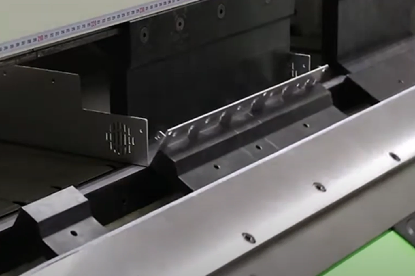 multifold med delade verktyg i en kantvik forma