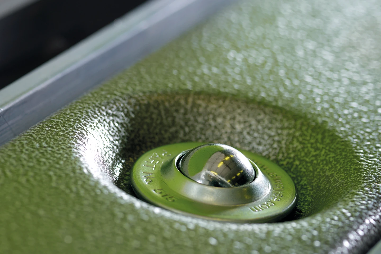 stålkulor i anslagsbordet till en kantvikmaskin