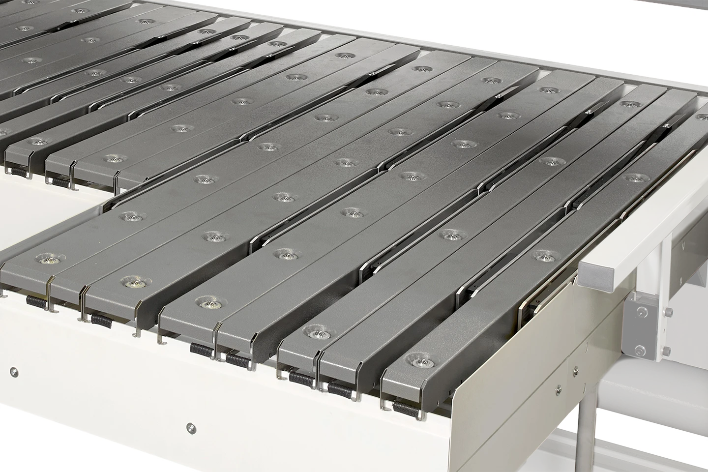 anslagsbord med stålborstar till kantvikmaskin mot vit bakgrund