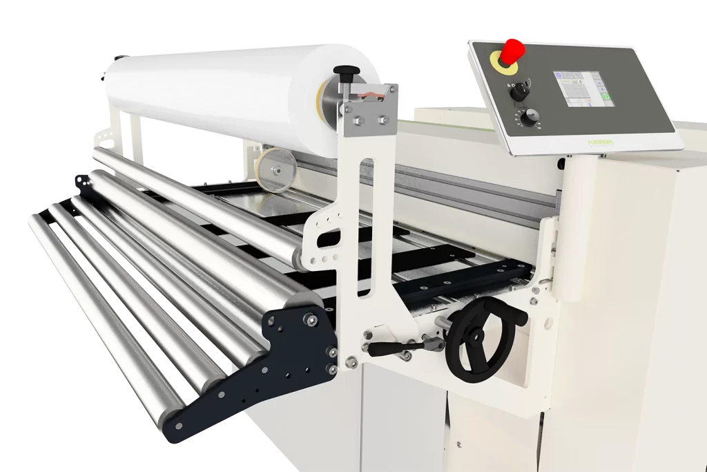 utrustning för foliepåläggning på plåt innan bearbetning i klippsträcka mot vit bakgrund