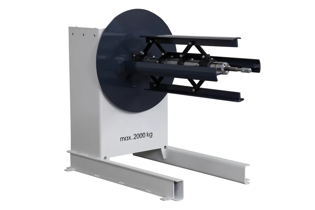 manuell två tons haspel för plåtcoil mot vit bakgrund