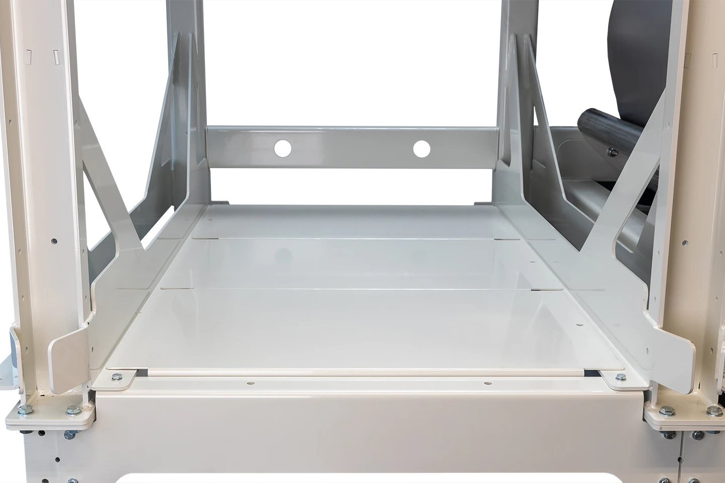 flyttbara bottenplåtar i en coilmaster för flexibel förvaring mot vit bakgrund