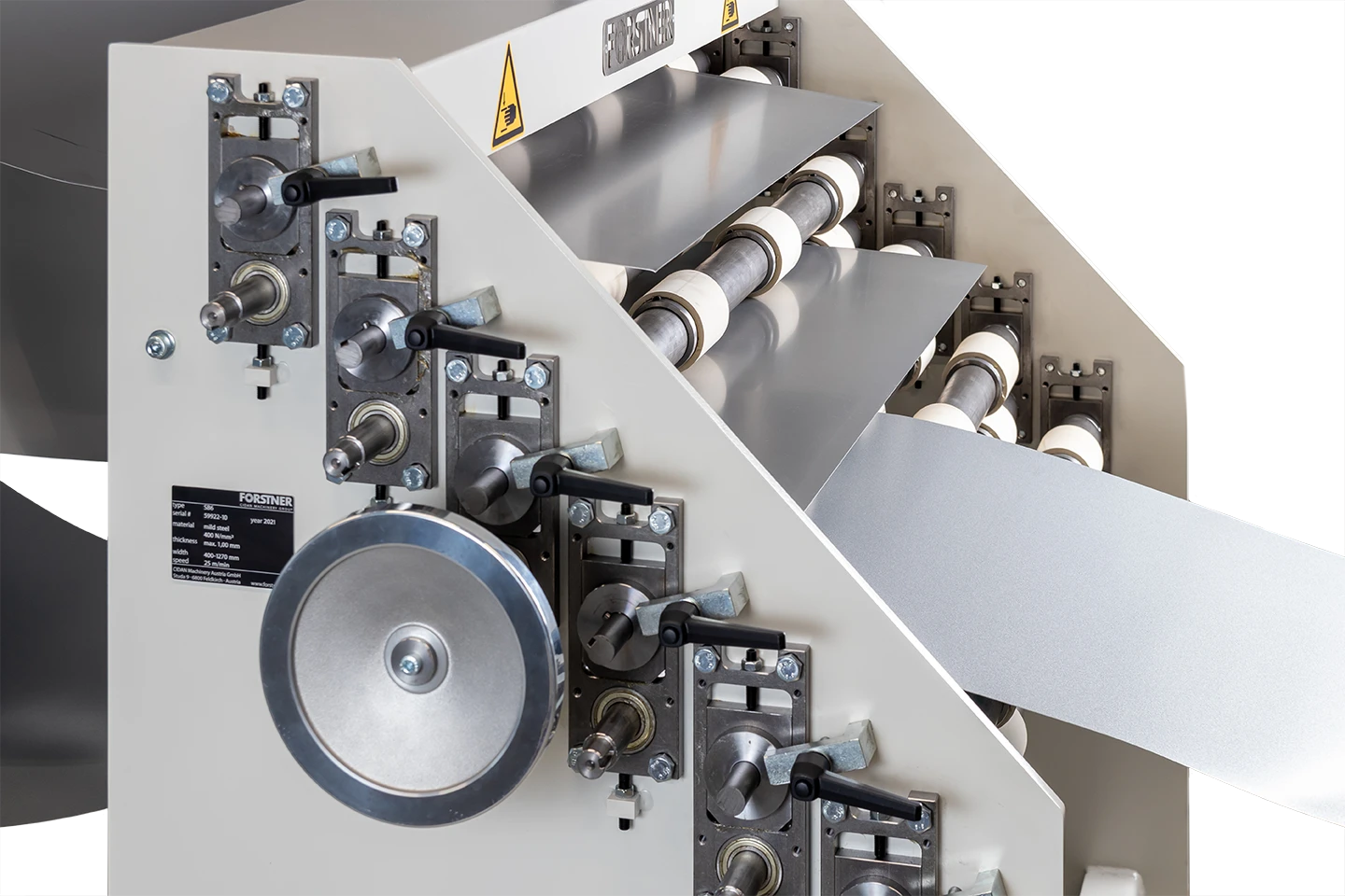 plåtar hålls på plats innan klippsträcka men manuell coilväljare mot vit bakgrund