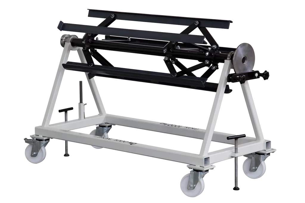 manuell haspel för plåtcoils mot vit bakgrund